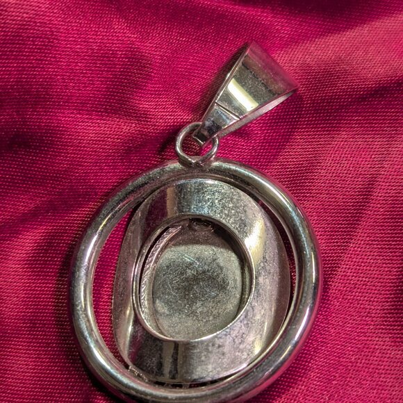Vintage Silvertone Circular Pendant with filigree + inlaid Abalone shell - Picture 3 of 6